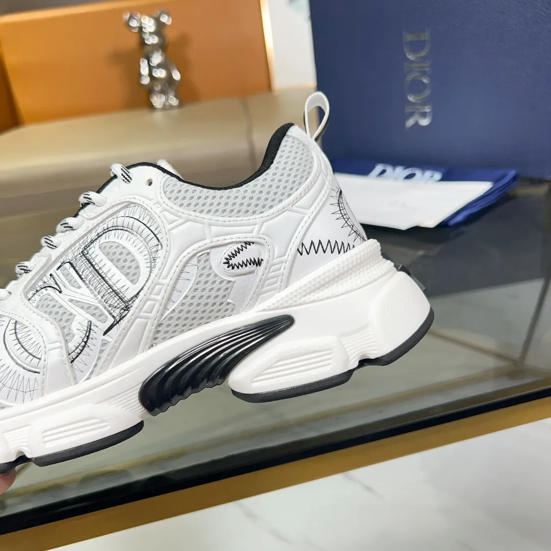 P500 Dior Chrono sneakers are a new product of the 2024 autumn ready-to-wear series, reinterpreting running shoes with Dior's haute couture style. Crafted from beige mesh with laminated leather-effect panels in gold and silver tones, it's highlighted by CD logos on the sides, a star patch on the tongue and a Dior logo on the heel. Featuring tri-color laces, a lightweight sole and star embellishments for a casual look for any season. Size: Female size 35-41 (Female size 41 and 42 can be customized) Male size 39-44 (45/46 can be customized) Color: white, pink, gold, silver, black